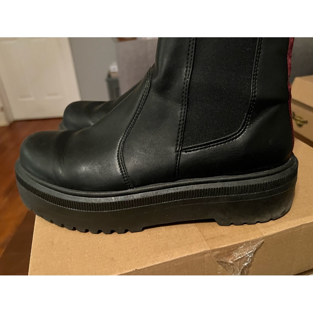 Size 8 Steve Madden Platform boots